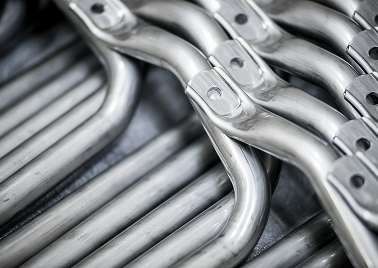 Nahaufnahme von Einstiegsgriffen aus MEtall in Serienfertigung