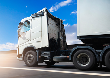 Truck auf der Straße mit sichtbarem Luftansaugrohr an der Rückseite der Fahrerkabine