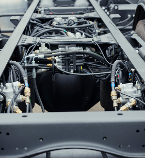 Querträger einer Achse eines LKW-Chassis