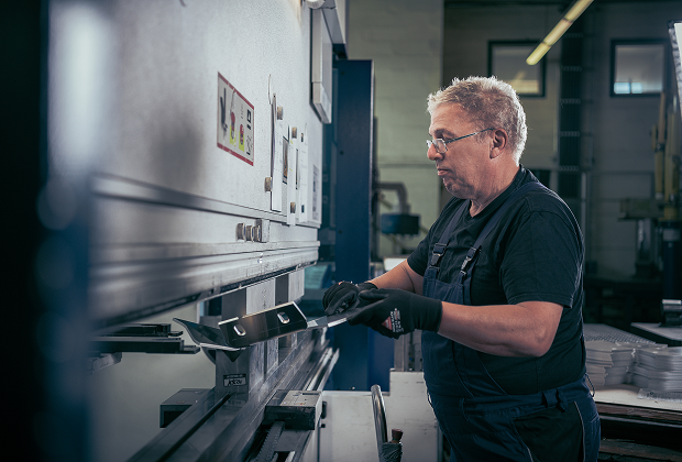 Looking for a Metal Expert-1