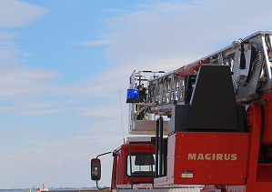 Feuerwehrfahrzeug mit Drehleiter und Sitz