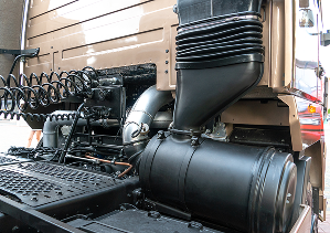 Rückseite einer Fahrerkabine eines LKW mit Luftansaugrohr