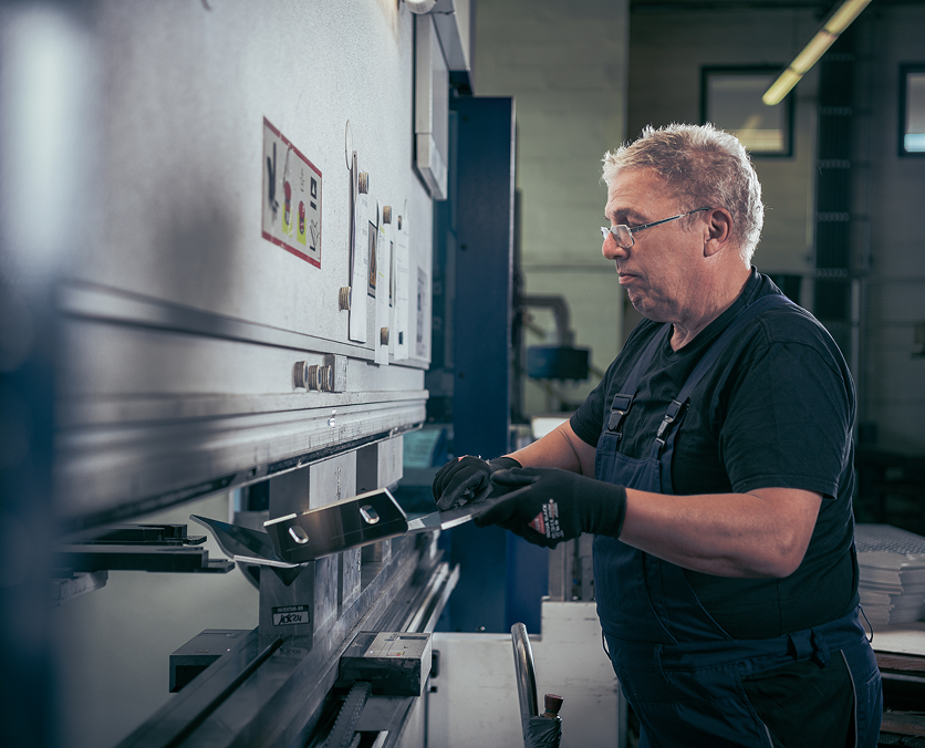 Produktionsmitarbeiter an der Abkantanlage