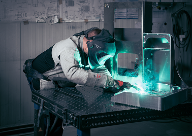 Handschweißen einer komplexen Metallbaugruppe bei LMS Landshuter Metall- und Schweißtechnik GmbH