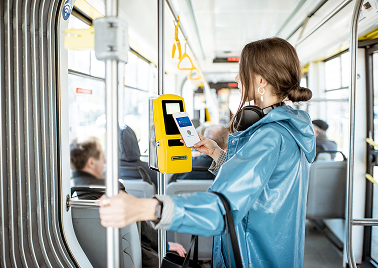 Fahrgast eines Busses hält sich an einer Metallhaltestange gefertigt von LMS Landshuter Metall- und Schweißtechnik GmbH fest