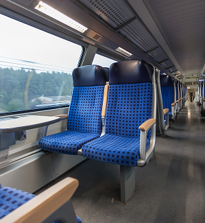 Sitze im Passagierraum eines Zuges