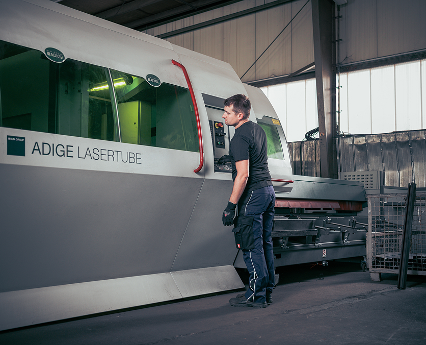 CNC-Anlagenbediener an der Rohrlaseranlage