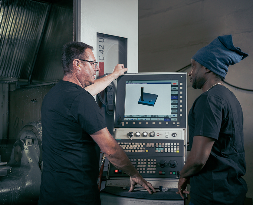 Zerspanungsmechaniker am Bedienpult der CNC-Maschine