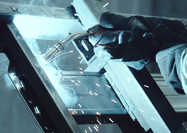 Schweißen eines Sitzgestells mittels Metallprofilen für Nutzfahrzeuge sowie Land- und Baumaschinen 