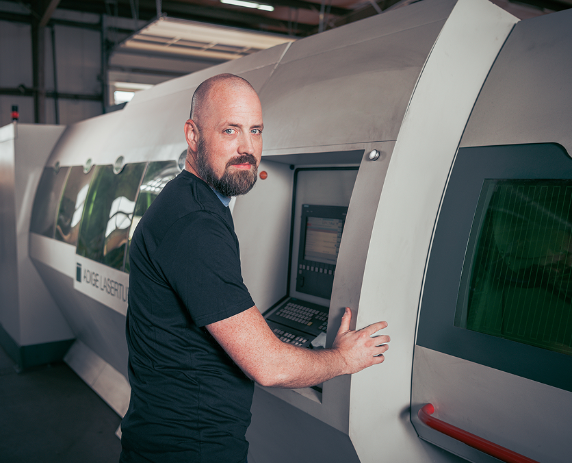 CNC-Anlagenbediener an der Rohrlaseranlage
