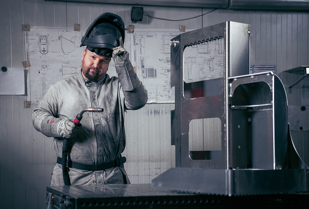 Schweißer bei der Landshuter Metall- und Schweißtechnik GmbH