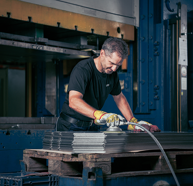 Vorbereitung der Metallteile zum Pressen