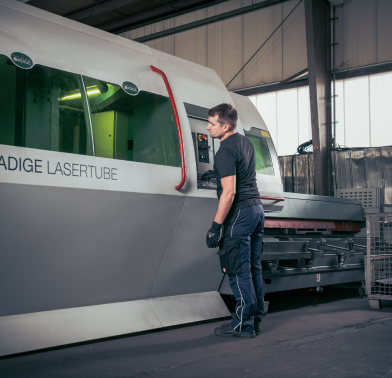 Mitarbeiter an der automatischen Rohrlaserschneidanlage