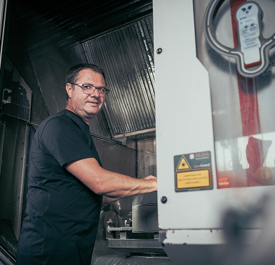 Zerspanungsmechaniker beim Einrichten der CNC-Maschine